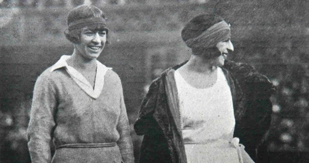 Suzanne Lenglen (à droite) et Molla Mallory (à gauche) à Wimbledon en 1922