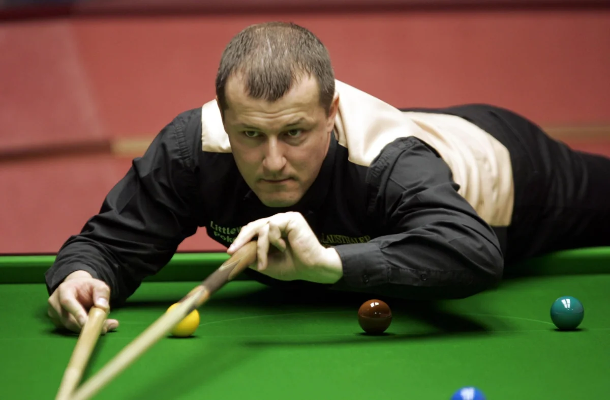 Ian McCulloch in action during his match with Mark Williams in the Embassy World Championship at the Crucible Theatre, Sheffield, Monday April 25, 2005. PRESS ASSOCIATION Photo. Photo credit should read: David Davies/PA. Reebok